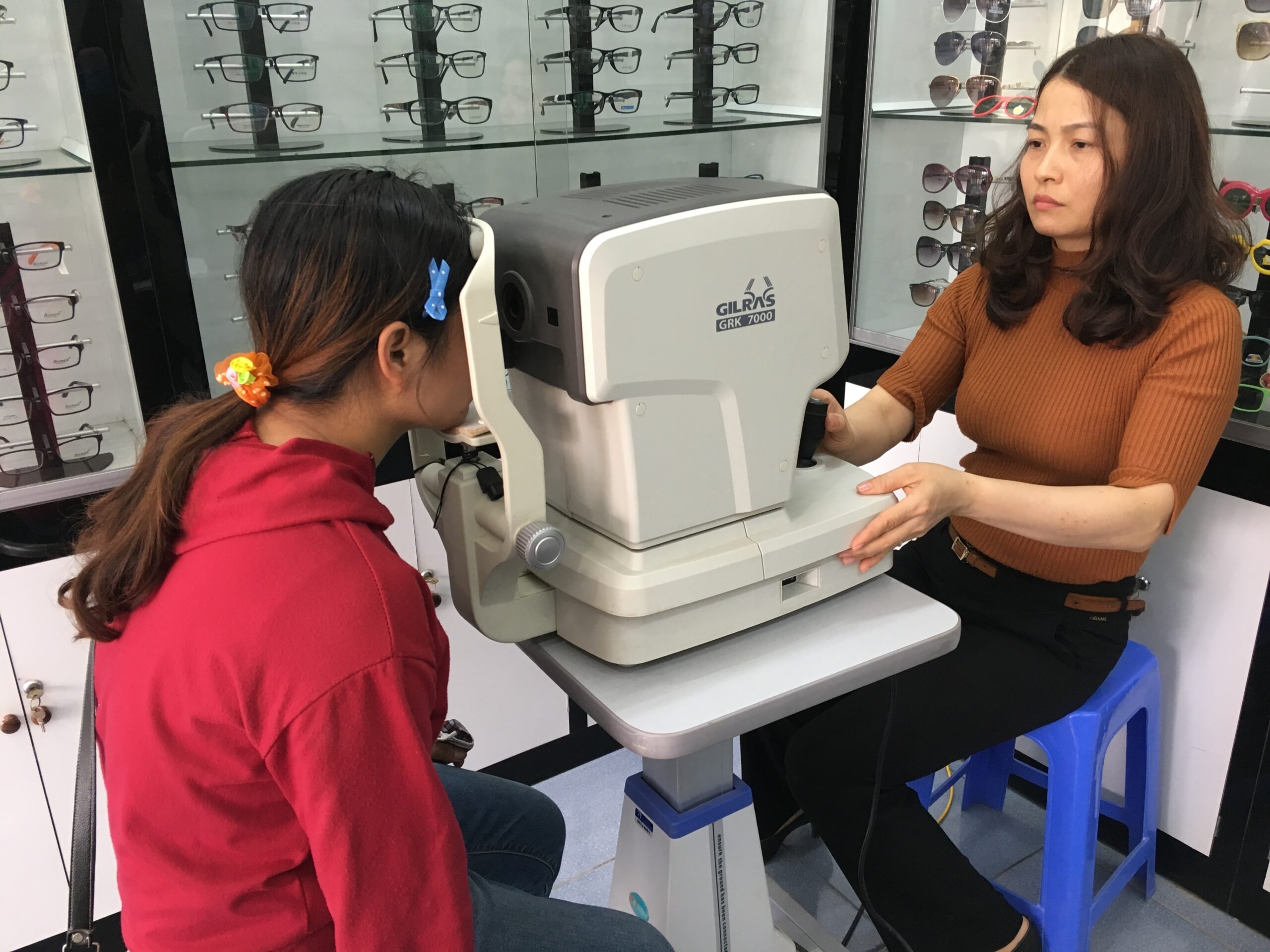 Nguyen Thị Ngoc measuring a client’s eyes