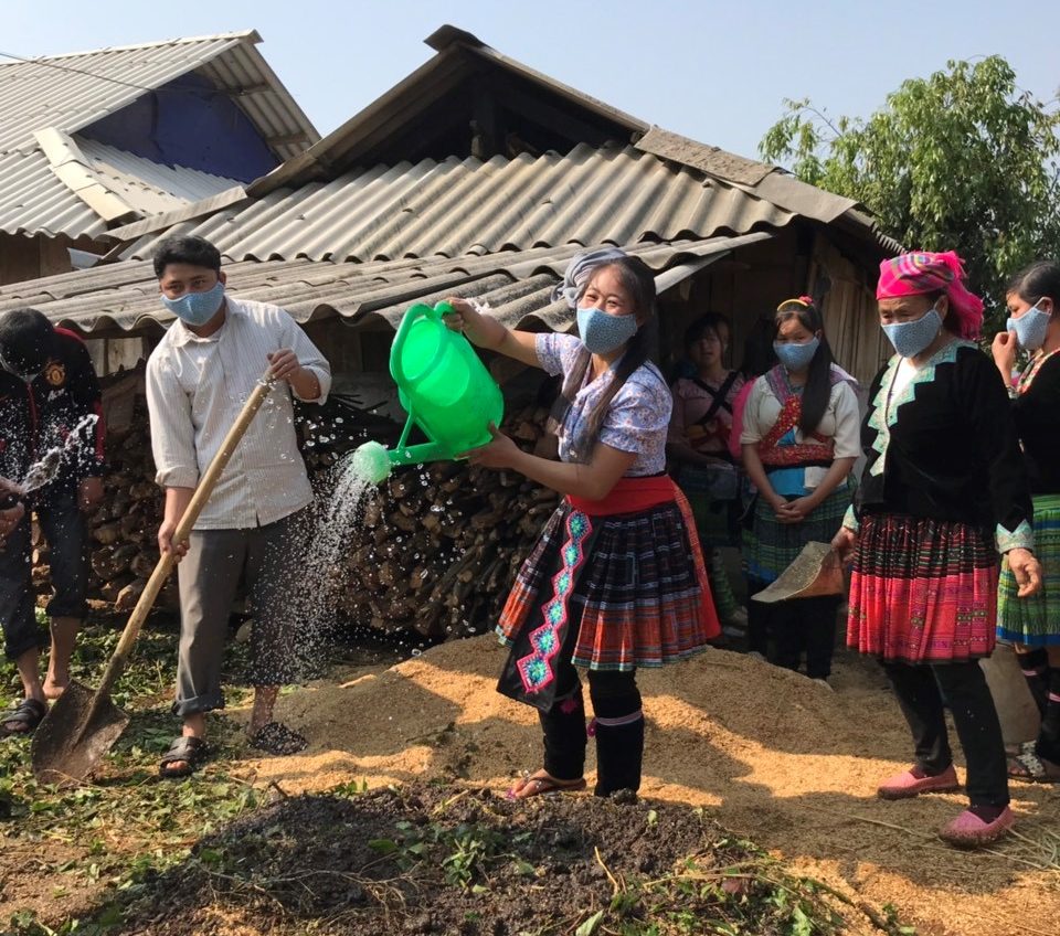 Participants in the Village Model Farm program in Lai Chau Province practice composting during a monthly training session, while wearing masks to protect against COVID-19