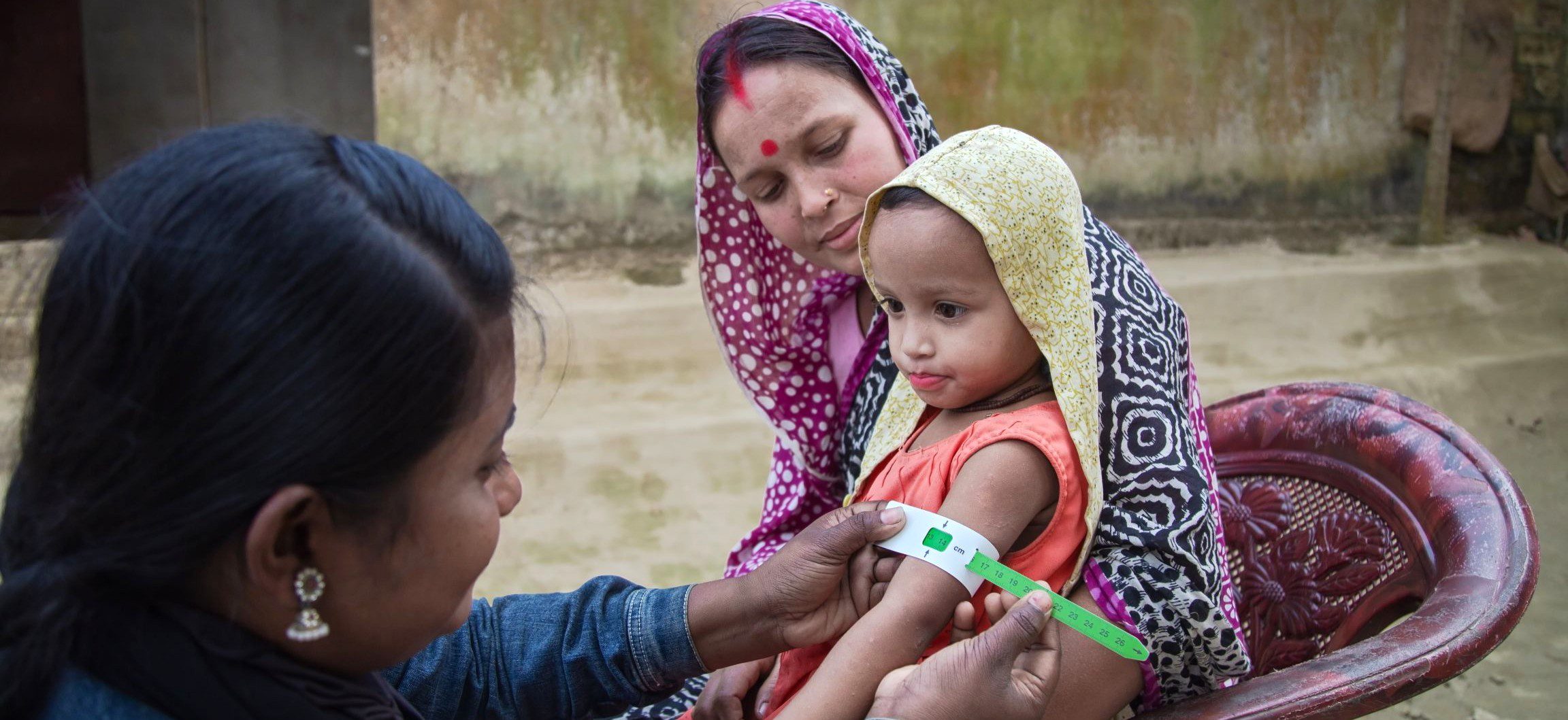 Child arm circumference measurement for nutrition